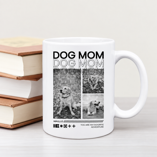 Weiße Tasse mit Aufdruck „DOG MOM“ und Bildern von Hunden, neben gestapelten Büchern.