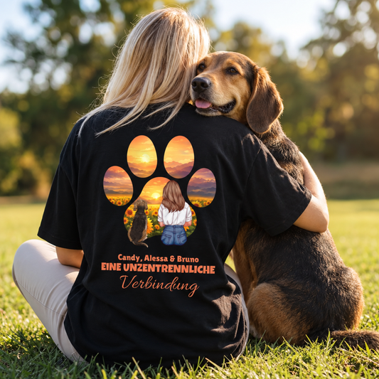 Schwarzes T-Shirt mit Illustration einer Frau und Hund, umgeben von Sonnenblumen und dem Text "Eine unzertrennliche Verbindung".