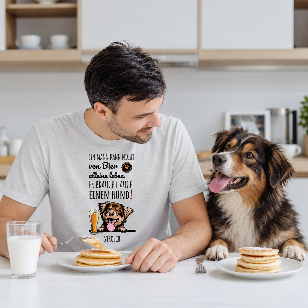 Personalisierte T-Shirt in Hellgrau mit Aufdruck über Bier und Hunde, Mann am Tisch mit Pancakes und Hund.
