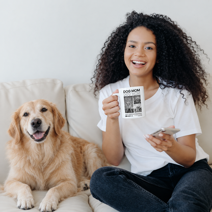 Person mit personalisierter Tasse "Dog Mom" sitzt neben einem goldenen Retriever auf einer Couch.