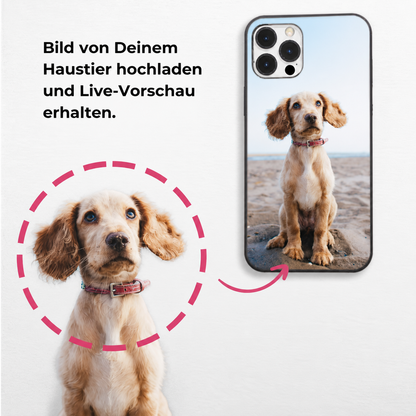 Personalisierte Handyhülle mit Foto eines Cocker Spaniels auf einem Strand. Hülle in schwarzem Material.