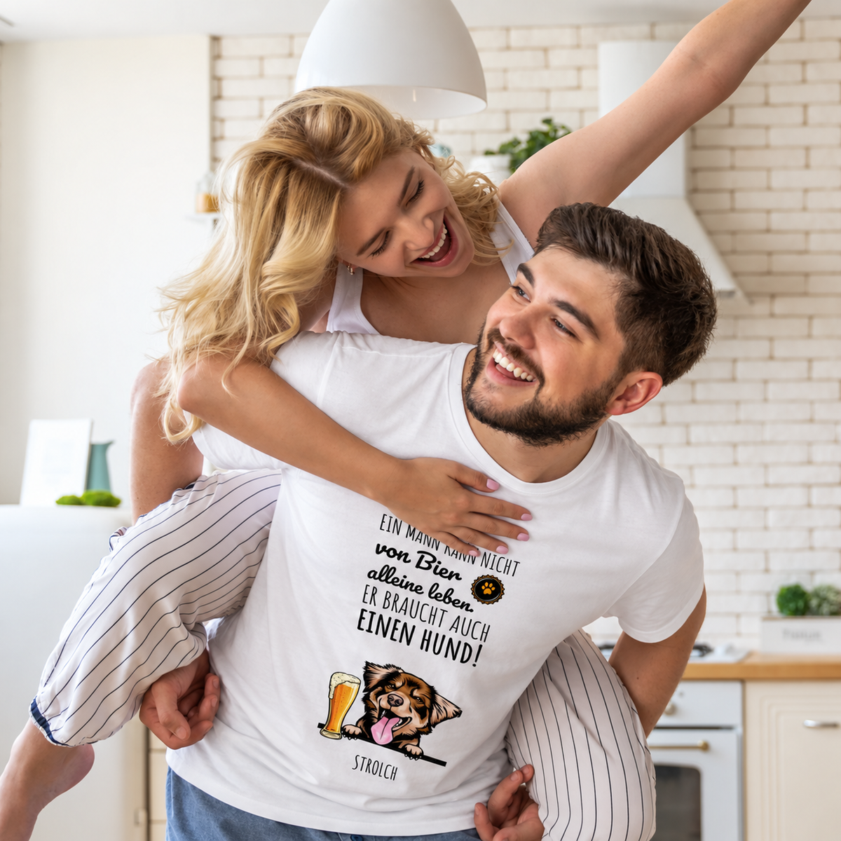 Weißes T-Shirt mit lustigem Druck, Schriftzug und Illustration eines Hundes, getragen von einem lächelnden Paar.