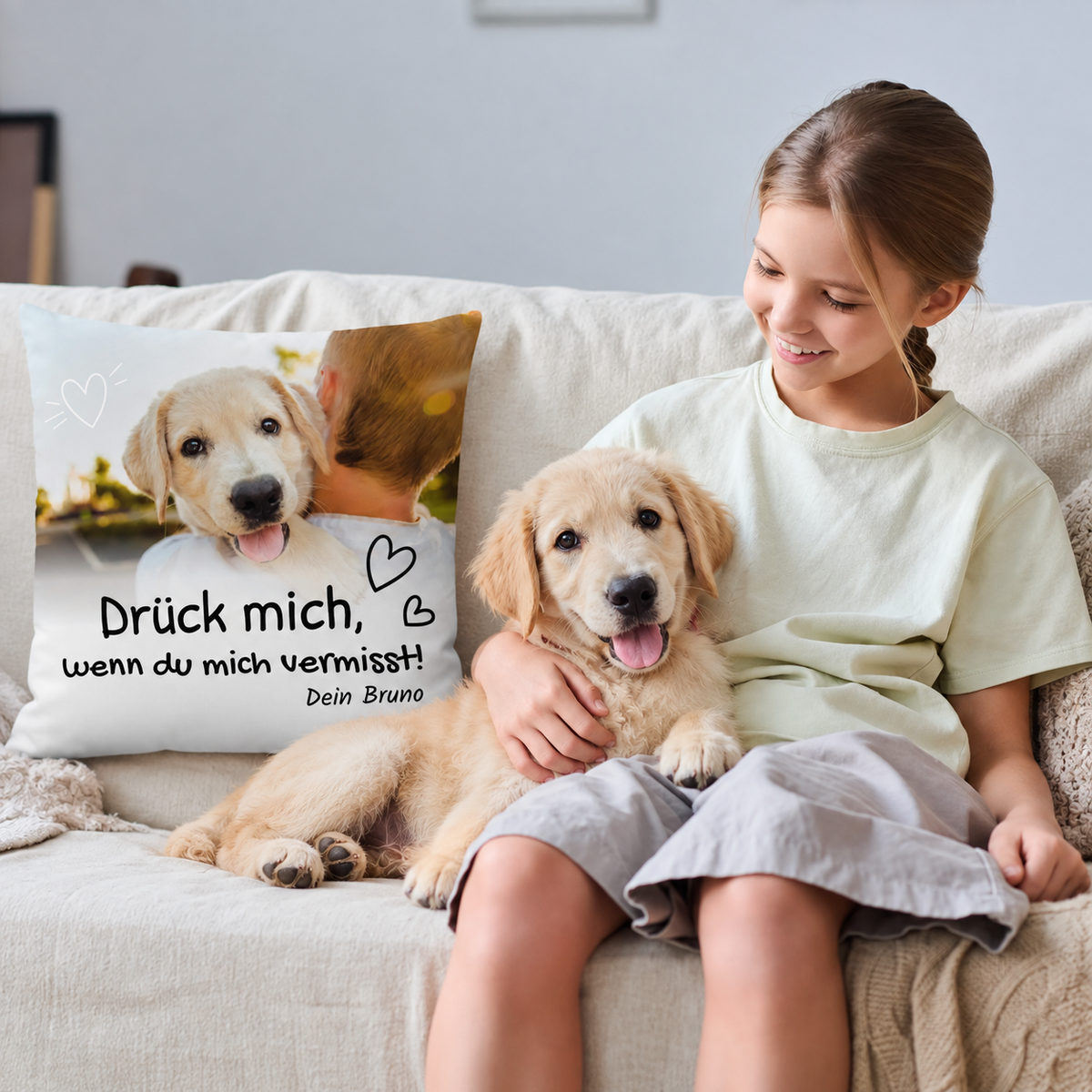 Personalisiertes Kissen mit Aufdruck und Hundebild, beige, sitzt auf einer Couch mit einem Mädchen und einem Hund.