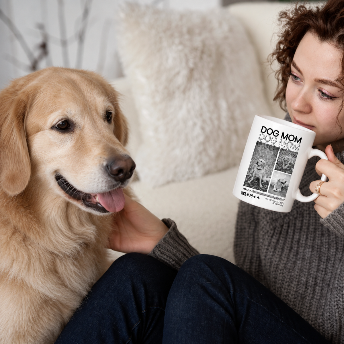 Person, die mit goldenem Retriever auf dem Sofa sitzt und eine personalisierte Tasse mit dem Schriftzug "DOG MOM" hält.