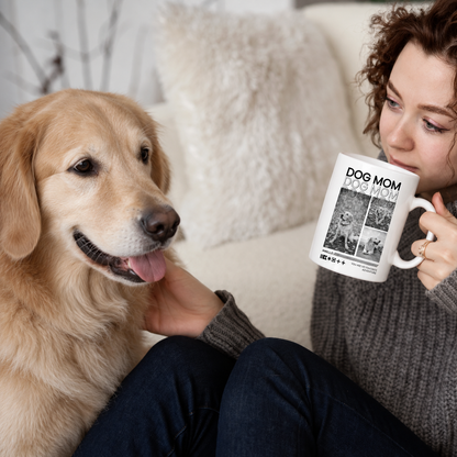 Person, die mit goldenem Retriever auf dem Sofa sitzt und eine personalisierte Tasse mit dem Schriftzug "DOG MOM" hält.