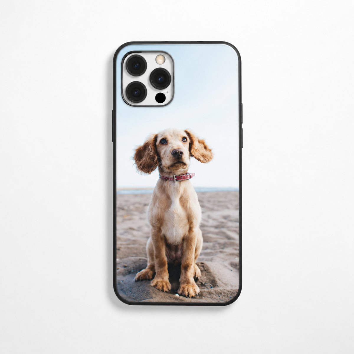 Personalisierte Handyhülle mit Foto eines Hundes auf Sandstrand, schwarzer Rand, geeignet für Smartphones.
