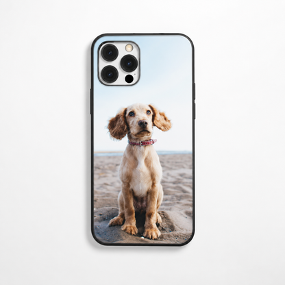 Personalisierte Handyhülle mit Foto eines Hundes auf Sandstrand, schwarzer Rand, geeignet für Smartphones.