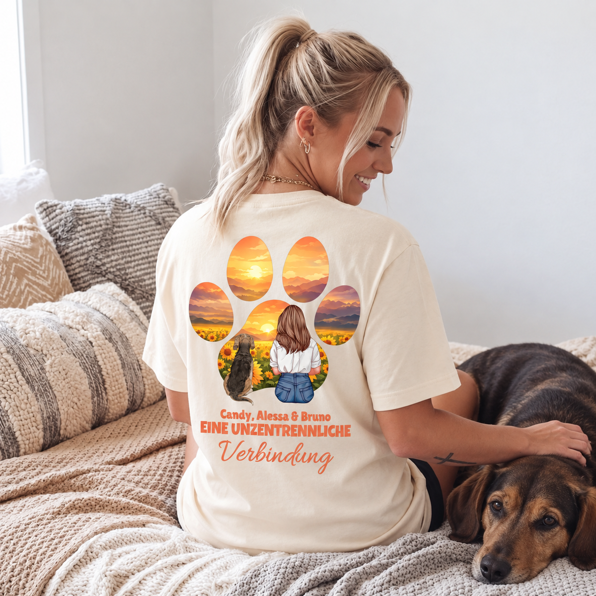 Beige T-Shirt mit grafischem Druck eines Mädchens und Hundes, umgeben von Sonnenuntergang und Blumen.