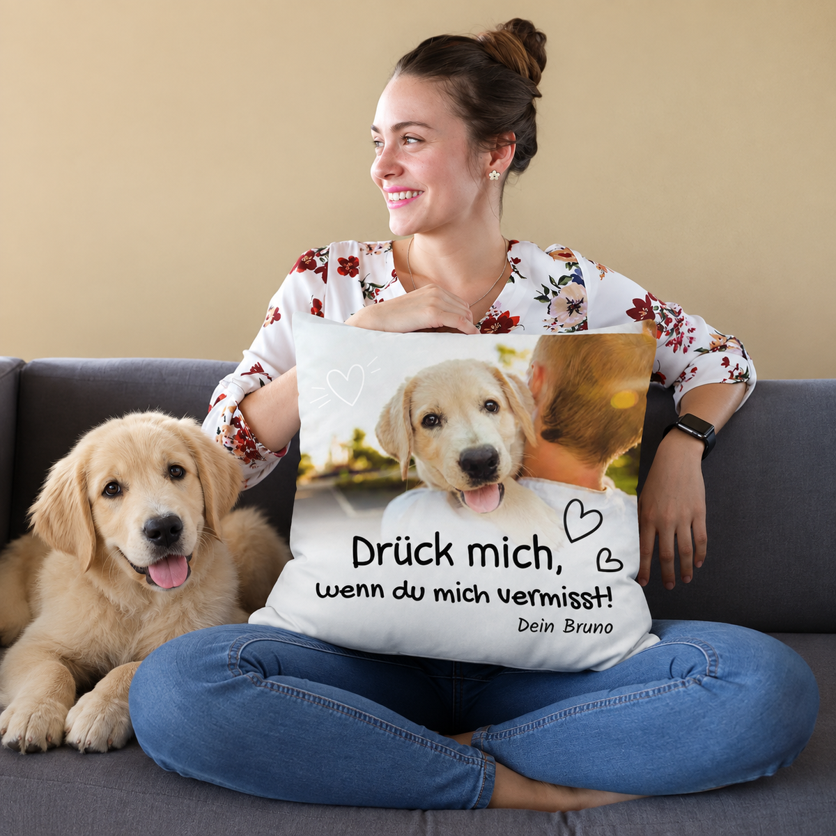 Personalisierbares Kissen mit Aufdruck und Foto eines Hundes, farbenfroh, auf dem Sofa.