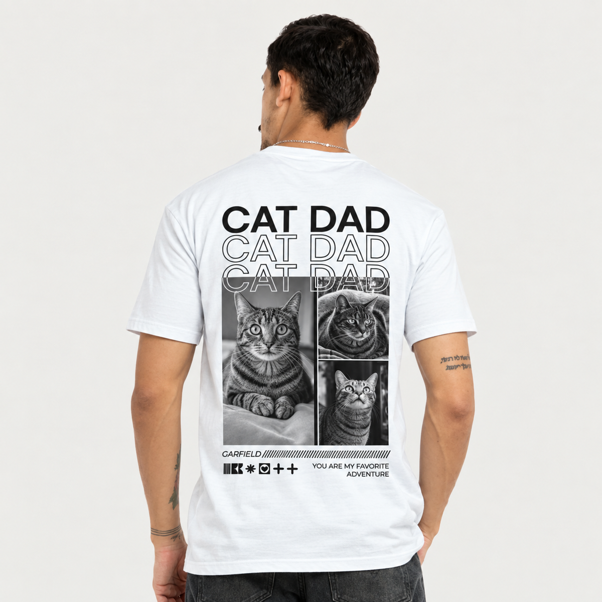 Weißes T-Shirt mit schwarzem Druck, Rückseite zeigt Katzenbilder und "CAT DAD" Schriftzug.