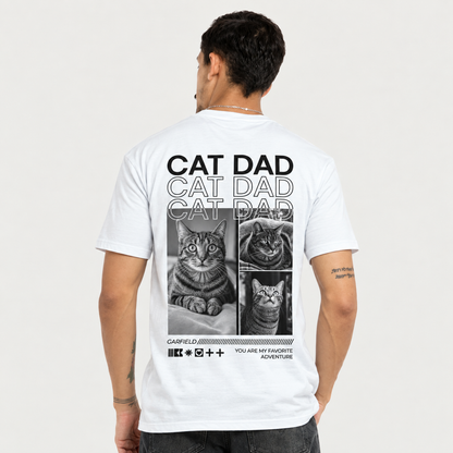 Weißes T-Shirt mit schwarzem Druck, Rückseite zeigt Katzenbilder und "CAT DAD" Schriftzug.