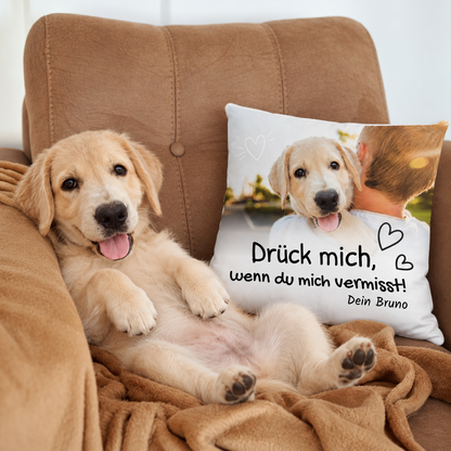 Personalisiertes Kissen mit Aufdruck "Drück mich, wenn du mich vermisst!" und Bild eines Hundes.