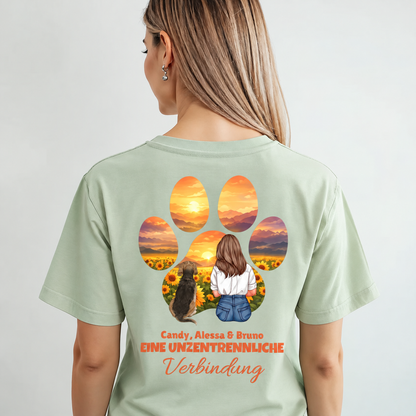 Personalisiertes grünes T-Shirt mit Motiv einer Person und einem Hund vor Sonnenuntergang. Schriftzug auf dem Rücken.