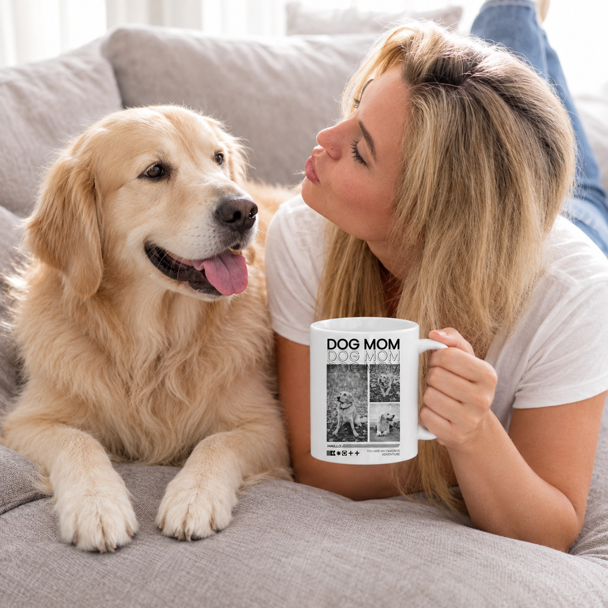 Person mit goldenen Retriever und personalisierter Tasse mit Aufschrift "DOG MOM" auf grauem Sofa.