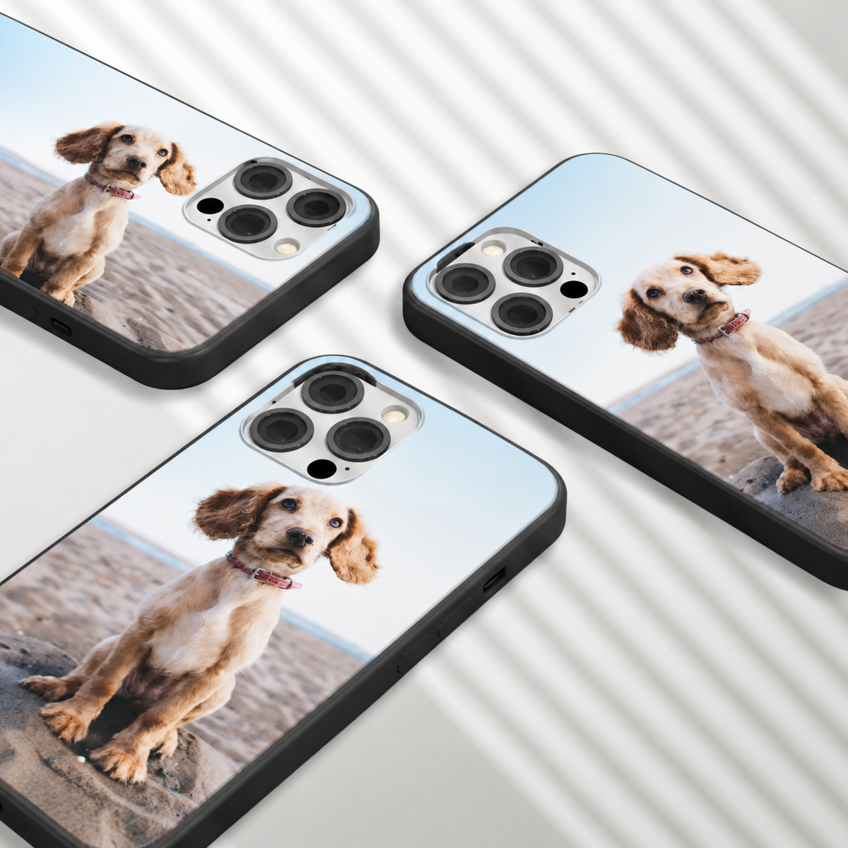 Drei personalisierte Handyhüllen mit Foto eines Hundes auf einem Strandhintergrund.