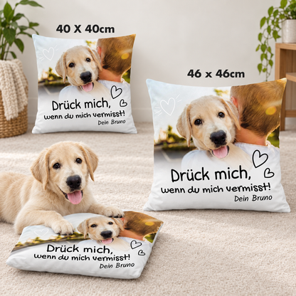 Personalisiertes Kissen mit Hundemotiv und Text, in den Größen 40x40 cm und 46x46 cm.