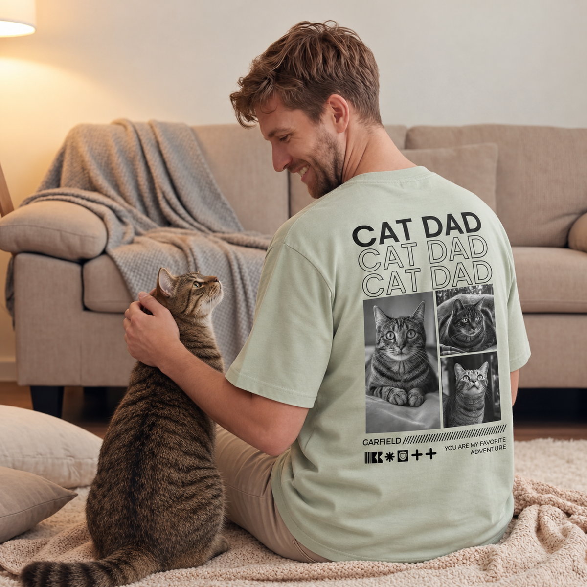 Hellgrünes T-Shirt mit Aufdruck "Cat Dad" und Katzenbildern auf dem Rücken, perfekt für Katzenliebhaber.