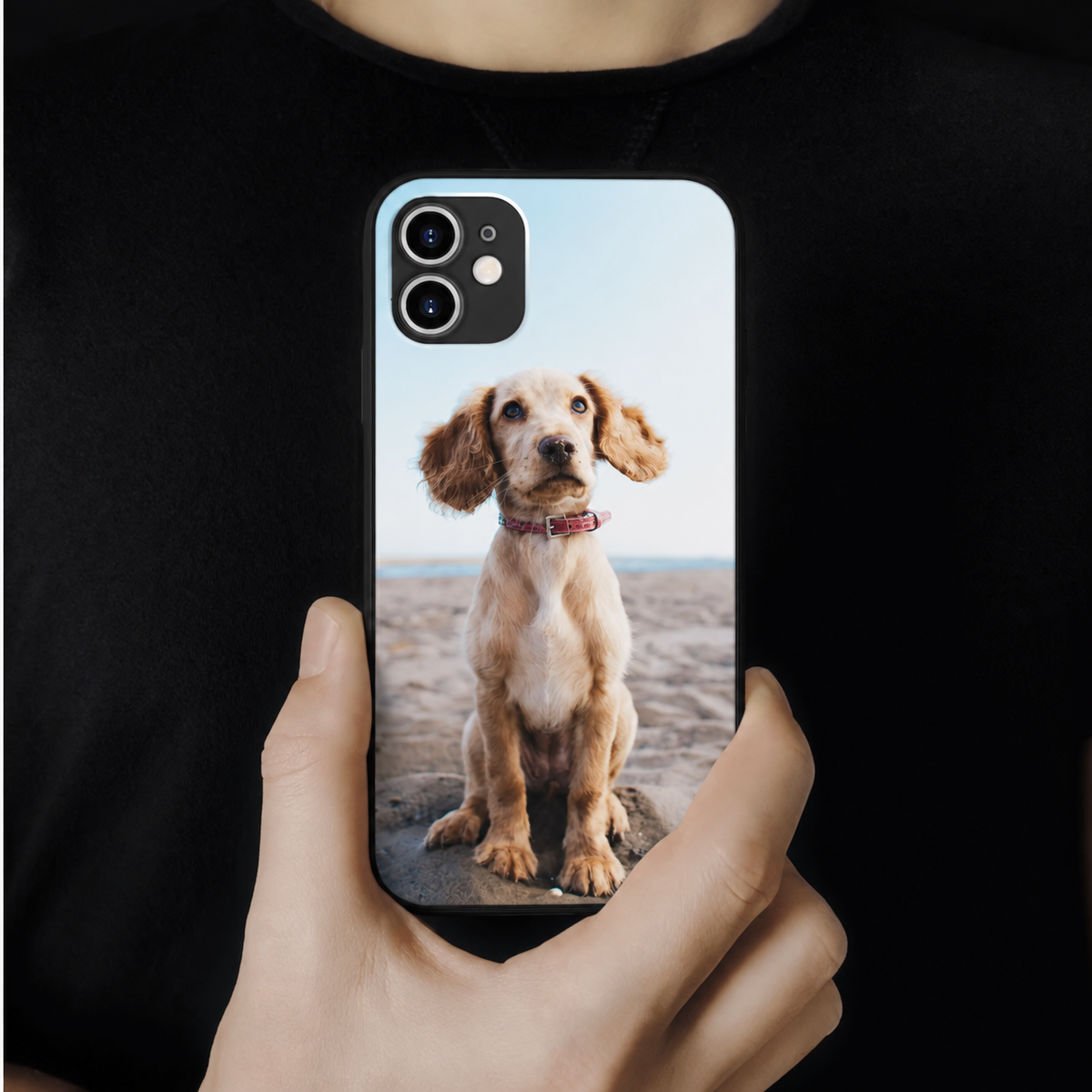 Personalisierte Handyhülle mit einem Foto eines Hundes, gehalten von einer Person.