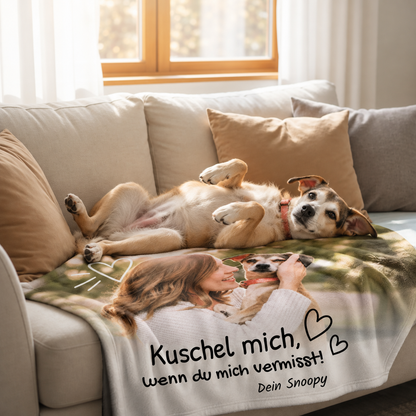 Personalisierte Haustierdecke mit Foto und Text, helles Material, auf einem Sofa mit Hund.