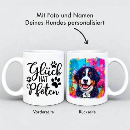 Personalisierte weiße Tasse mit Graffiti-Design, Vorderseite mit Text und Rückseite mit Hundebild.