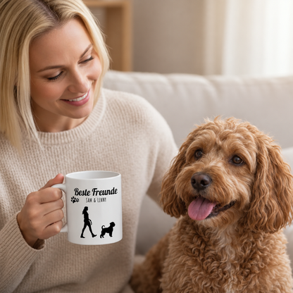 Personalisierte Tasse mit Aufdruck "Beste Freunde" neben einer Frau und einem Hund. Tasse ist weiß.