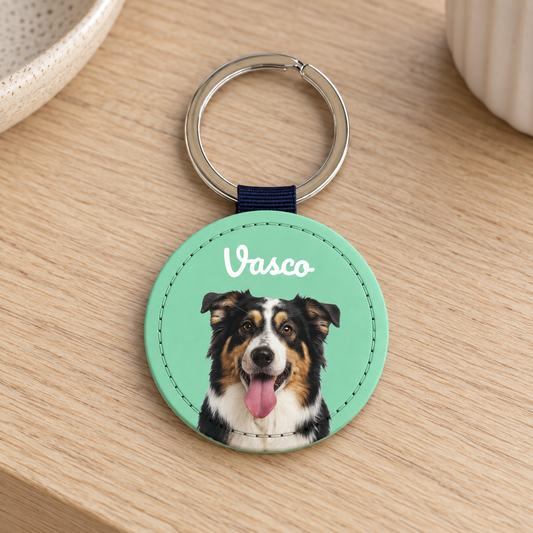 Personalisierter Schlüsselanhänger mit Haustierportrait in mintgrünem Design und silbernem Ring.