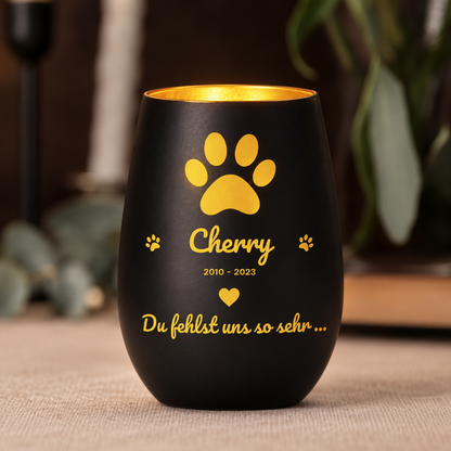Schwarzes Trauerlicht mit goldener Schrift und Pfotenabdrücken, personalisiert mit Namen und Jahr.