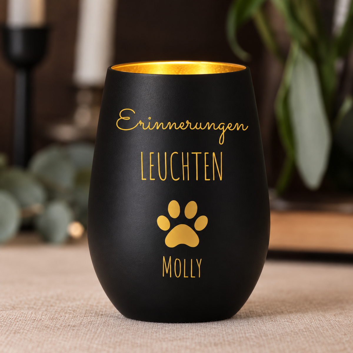 Personalisierte schwarze Kerze mit goldenem Innenrand und gravierter Schrift für Erinnerungen.
