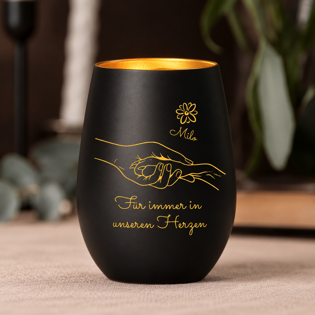 Schwarzes Trauerlicht mit goldener Innenseite, personalisiert mit Hand-Design und dem Text „Für immer in unseren Herzen“.