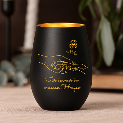 Schwarzes Trauerlicht mit goldener Innenseite, personalisiert mit Hand-Design und dem Text „Für immer in unseren Herzen“.