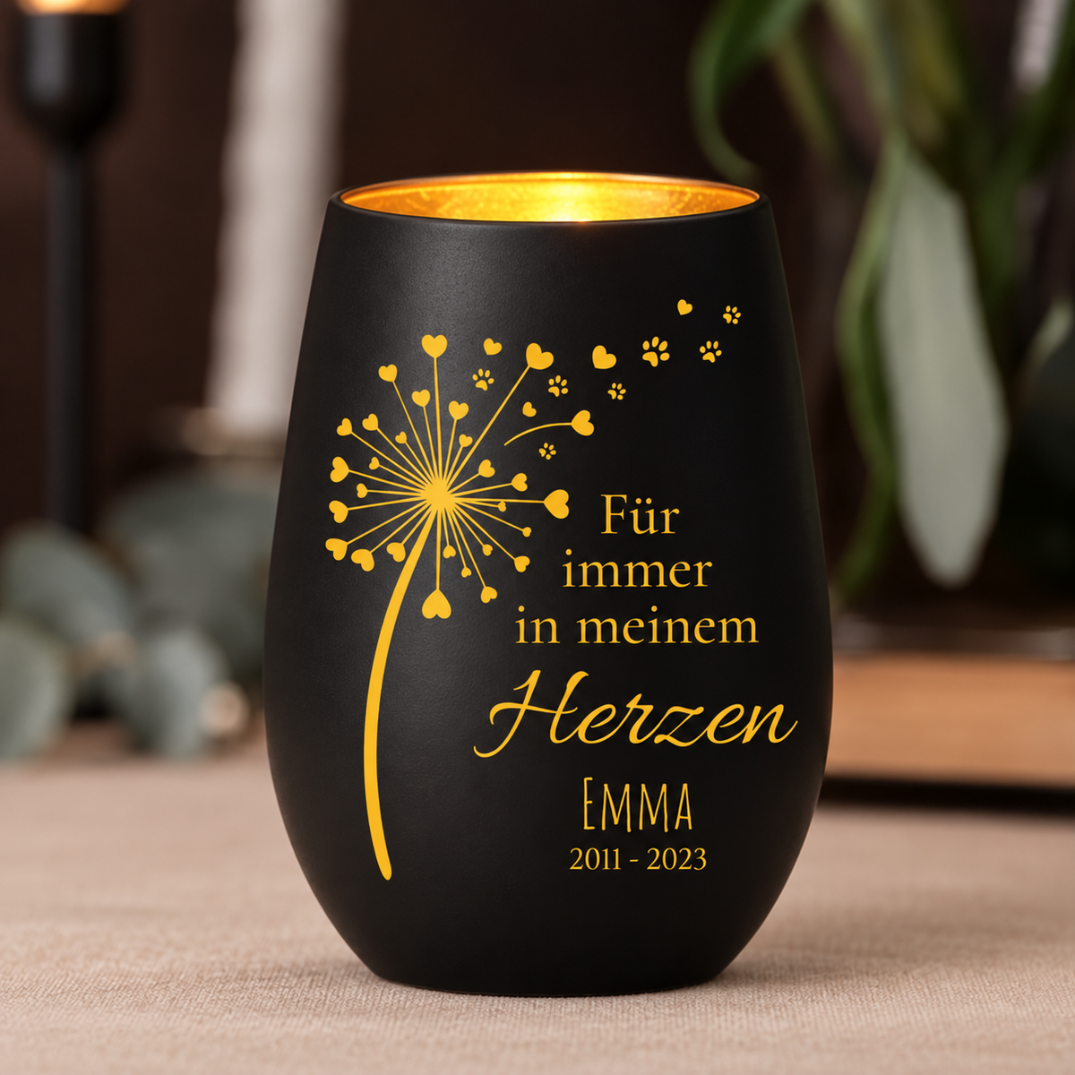 Schwarze Trauerkerze mit goldenem Druck: Personalisiert mit Namen und Jahreszahlen, diente als Gedenklicht.