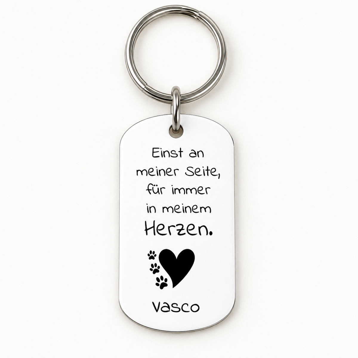 Personalisierter Metall-Schlüsselanhänger mit schwarzer Beschriftung und Herzmotiv.