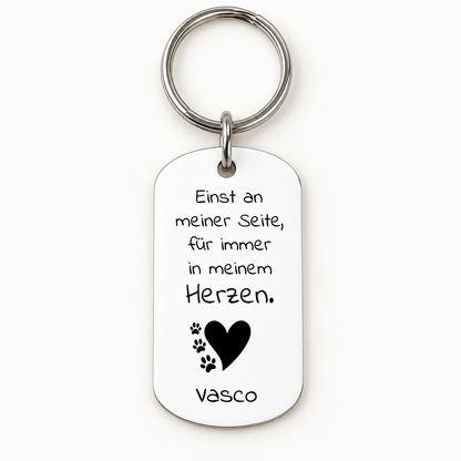 Personalisierter Metall-Schlüsselanhänger mit schwarzer Beschriftung und Herzmotiv.