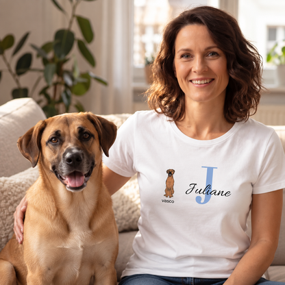 Weißes T-Shirt mit personalisierter Initiale "J" und Hundedesign, getragen von einer Frau neben einem Hund.