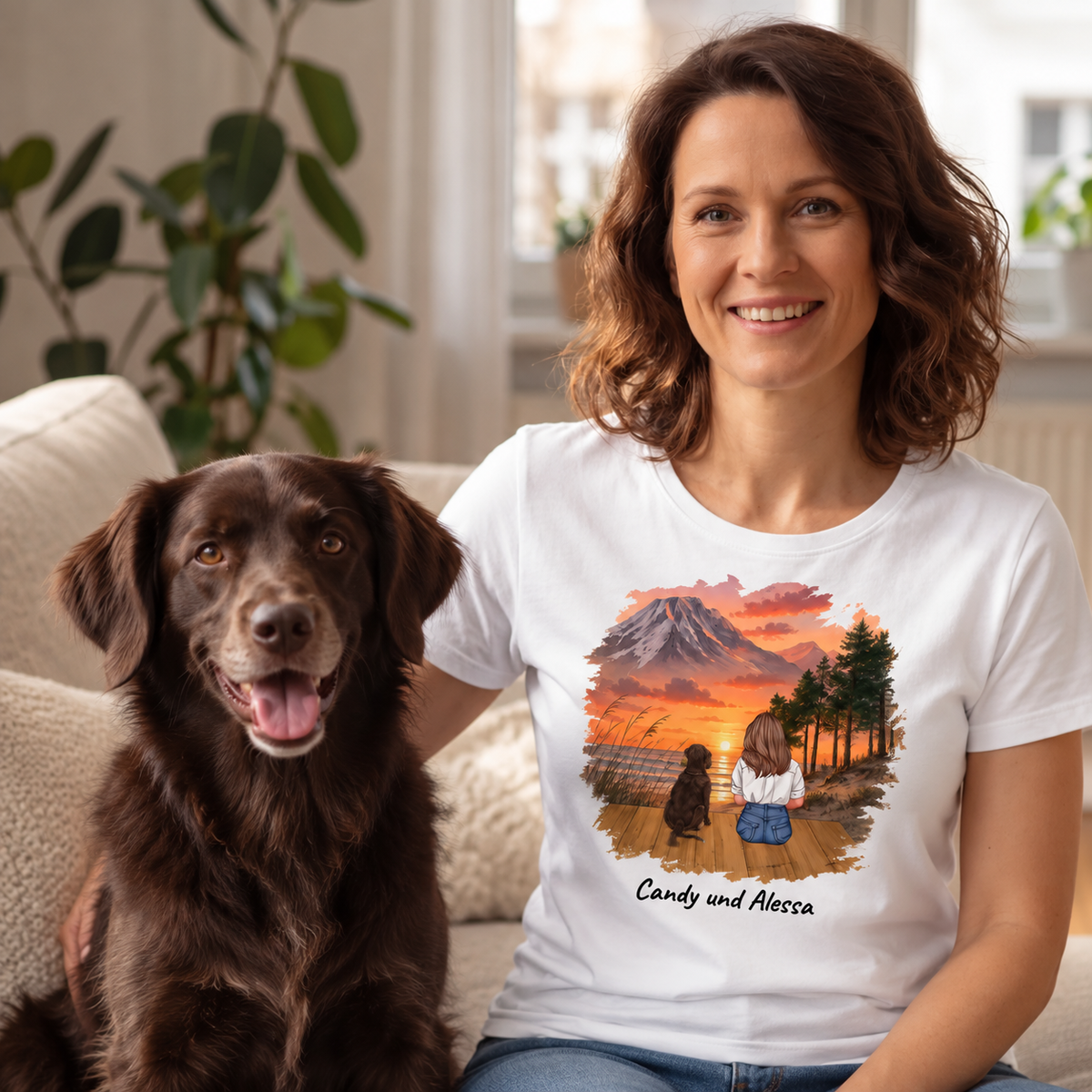 Weißes T-Shirt mit personalisiertem Motiv von einer Frau und ihrem Hund vor einer Landschaft.
