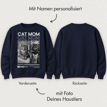 Dunkelblaues Sweatshirt mit personalisierbarem Aufdruck "Cat Mom" und Katzenmotiven auf der Vorderseite.