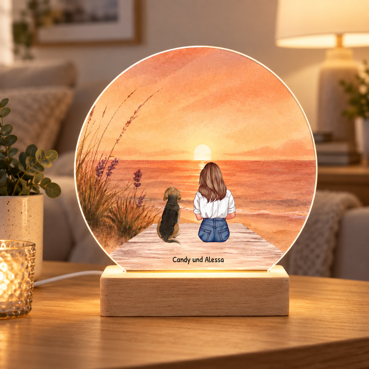 Personalisierte LED-Nachtlicht mit Motiv von Mädchen und Hund am Meer, warmes Licht, Holzsockel.