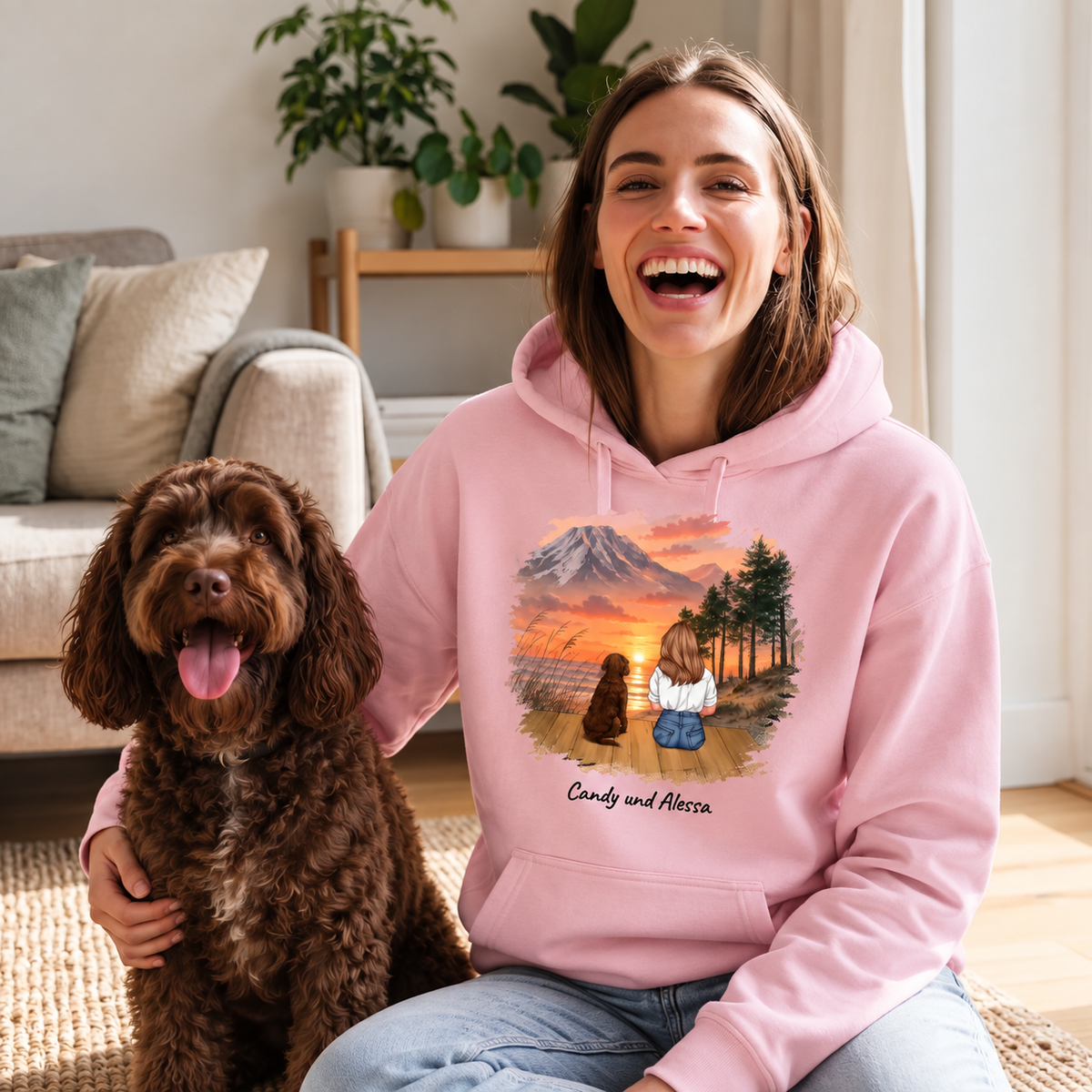 Personalisierter, rosa Hoodie mit einer Illustration von einer Person und einem Hund in der Natur.