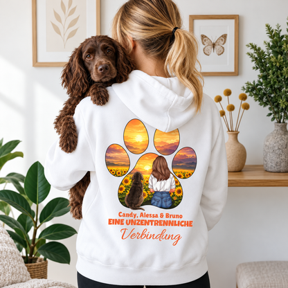 Weißer Hoodie mit bedrucktem Motiv eines Mädchens und Hund im Sonnenuntergang, personalisierbar.