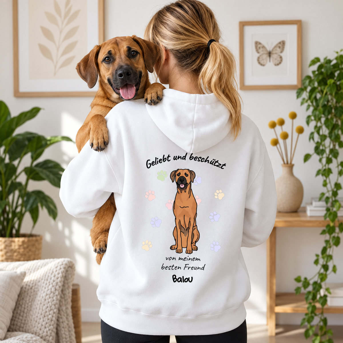 Weißer Hoodie mit Hundemotiv und Schriftzug "Geliebt und beschützt". Personalisierbar mit Namen.