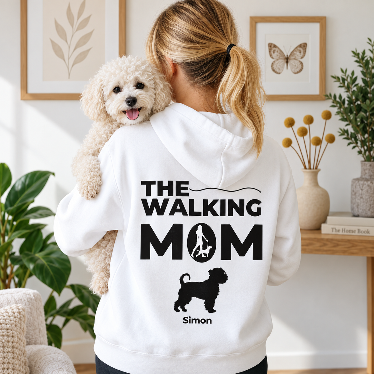 Personalisierter weißer Hoodie mit schwarz-bedrucktem Text "THE WALKING MOM" und Hundefigur.