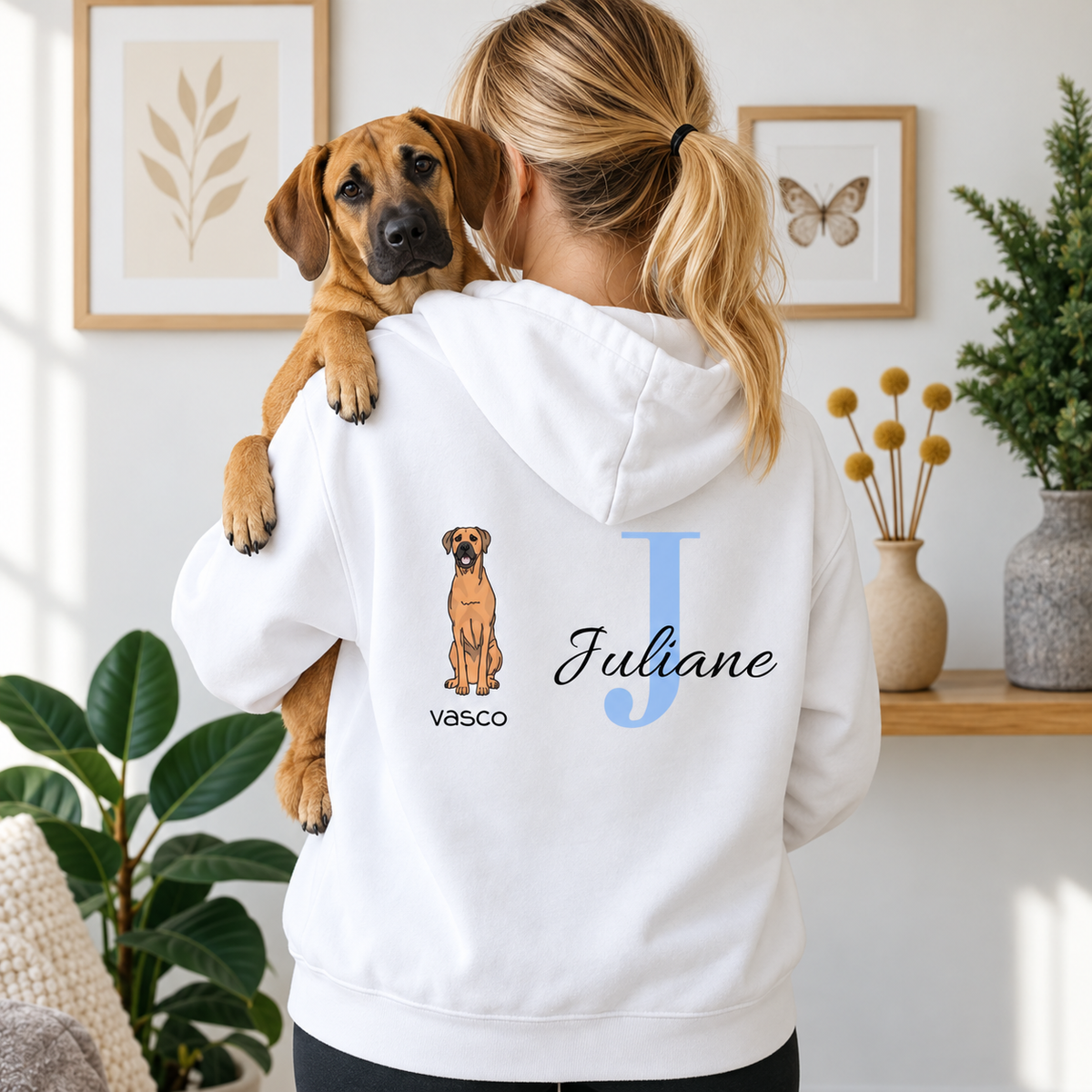 Weißer Hoodie mit personalisierter Initiale „J“ und Hundedesign, optimal für individuellen Stil.