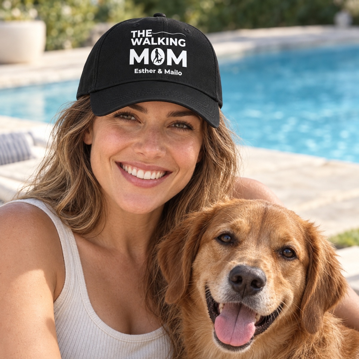 Schwarze Cap mit dem Aufdruck "THE WALKING MOM" und personalisierten Namen, getragen von einer Frau mit Hund.