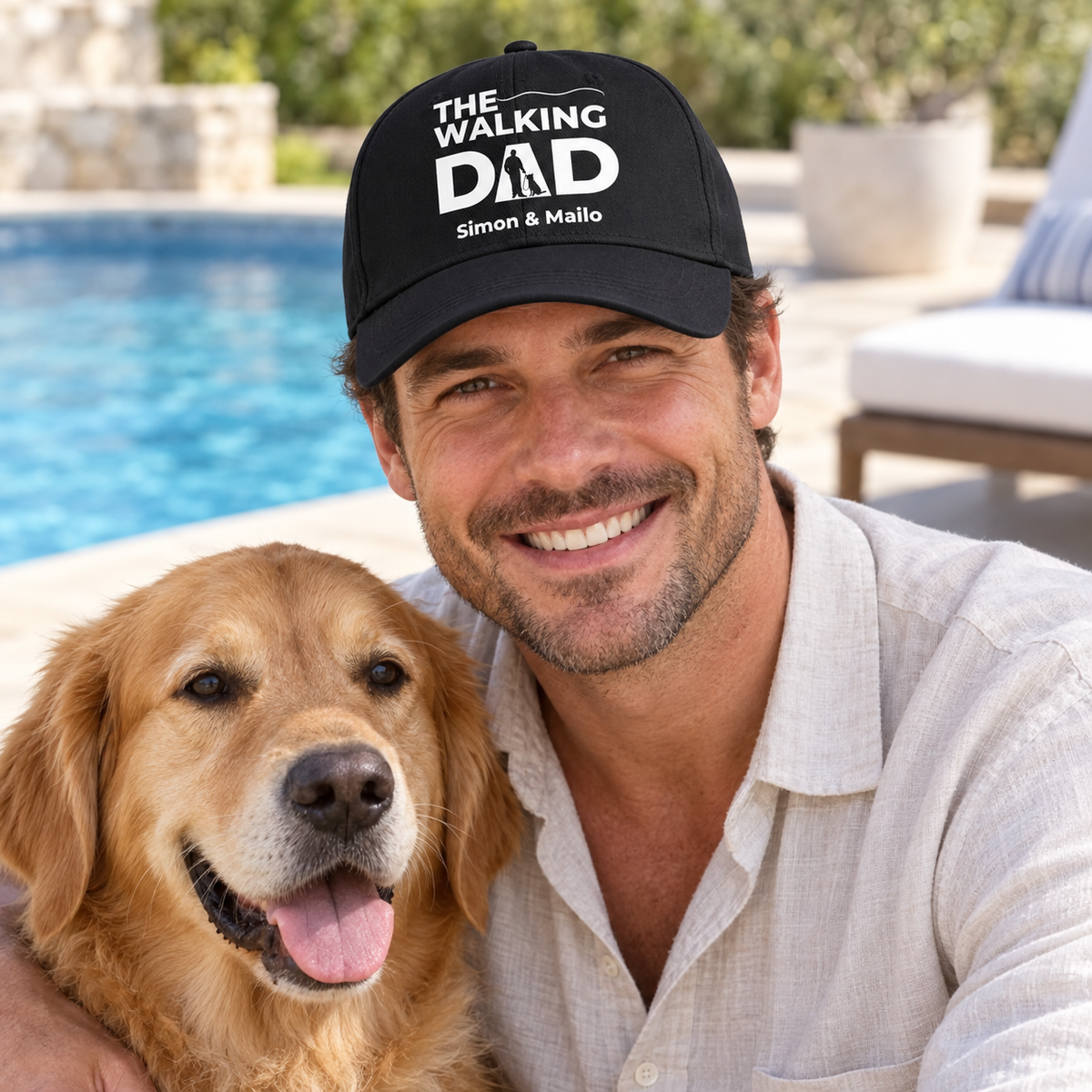 Schwarze Cap mit dem Aufdruck "THE WALKING DAD" und personalisierten Namen, getragen von einem Mann mit Hund.
