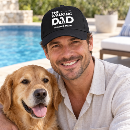 Schwarze Cap mit dem Aufdruck "THE WALKING DAD" und personalisierten Namen, getragen von einem Mann mit Hund.