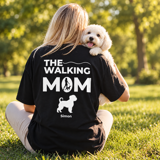 Schwarzes personalisiertes T-Shirt mit Aufdruck "THE WALKING MOM" und Hundemotiv. Trägerin sitzt im Freien.