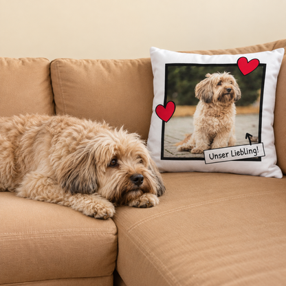 Personalisiertes Kissen mit Foto eines Hundes, farbige Herzchen und Aufschrift auf weißem Stoff.