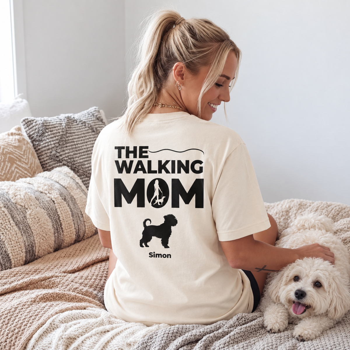 Beige T-Shirt mit dem Aufdruck "THE WALKING MOM" und einem Hundemotiv auf der Rückseite.