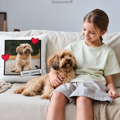 Personalisierbares Kissen mit Foto eines Hundes und Herzchen-Applikationen, auf einer Couch mit einem Mädchen.