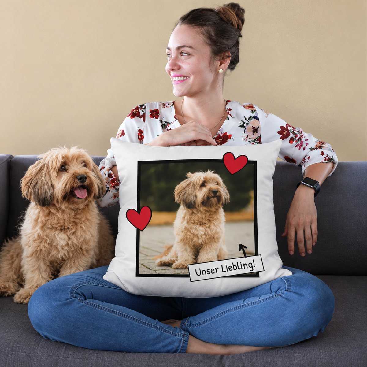 Personalisiertes Kissen mit Foto eines Hundes und Herzchen, weiße Hülle, dekorativ.